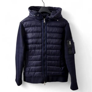 Moncler cardigan - Blå Moncler cardigan köpt på Vinted . Säljer den då jackan är i storleken M, vilket var lite för stort för mig. Jackan scannar och har kvar autentiserings lappen från Vinted 