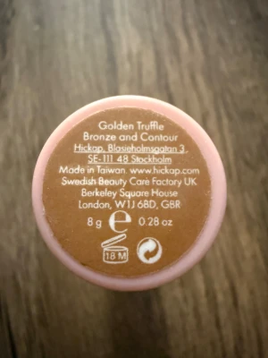 Hickap Golden Truffle Bronze & Contour Stick - Bronzer och contour stick från Hickap i färgen Golden Truffle. Kommer i en snygg ljusrosa tub med twist-up funktion. Krämig formula som är lätt att applicera och blenda. Perfekt för att skapa en solkysst look och definiera ansiktet.. Se mina övriga auktioner, har fler stick från Hickap och samfraktar!