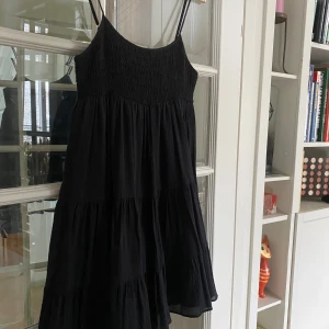 Svart sommarklänning från Zara XS - Svart klänning från Zara, knappt använd