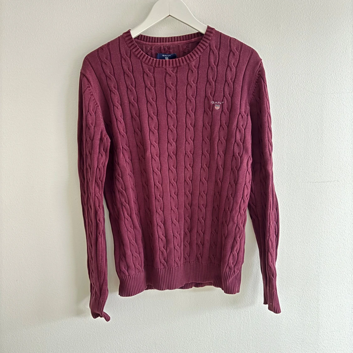 Vinröd kabelstickad tröja från GANT Herr