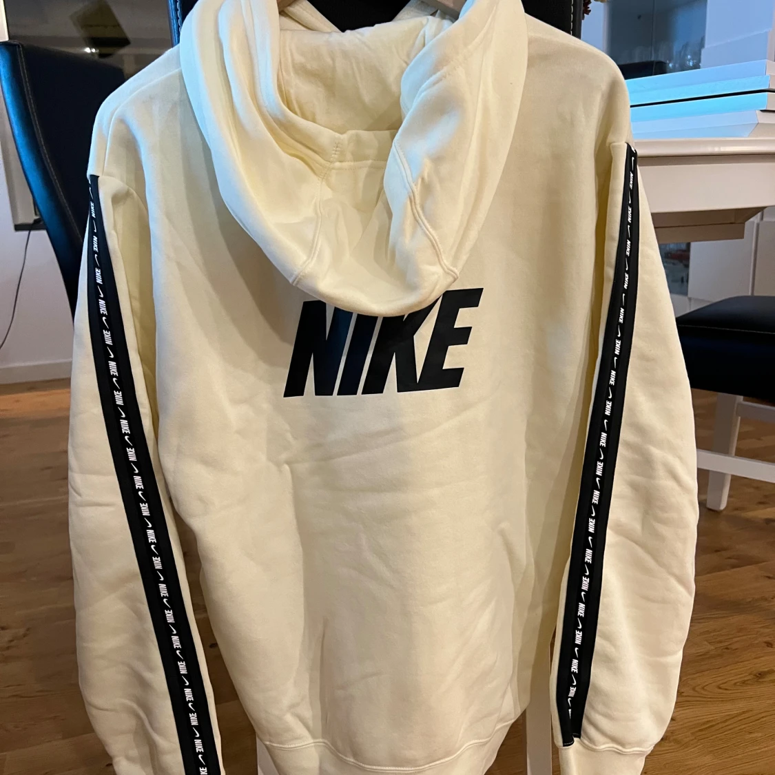 Vit hoodie från Nike med logga - 1