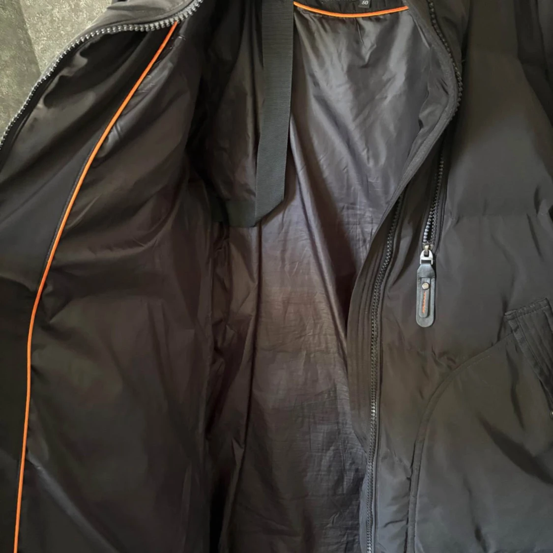 Svart dunjacka med päls från Hollies - 4