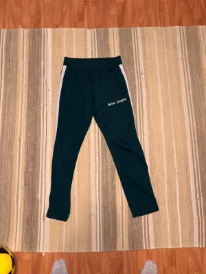 Palm Angels byxor - Säljer dessa riktigt feta mörkgröna Palm Angels byxorna. Säljer dom pga att de är för små. Priset inte satt i sten 🌴🔥 nypris ca 5000+