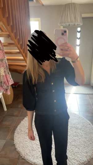 Jeans topp - Jättesnygg jeans topp från Zara😍 endast använd en gång och är precis som nyköpt!! Säljer då den tyvärr ej används längre🥰