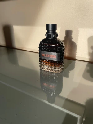 Valentino Uomo Born in Roma - Superfin doft som känns både fräsch och lyxig, perfekt för både vardag och fest. Flaskan är nästan helt full, bara testad några gånger – som ny!