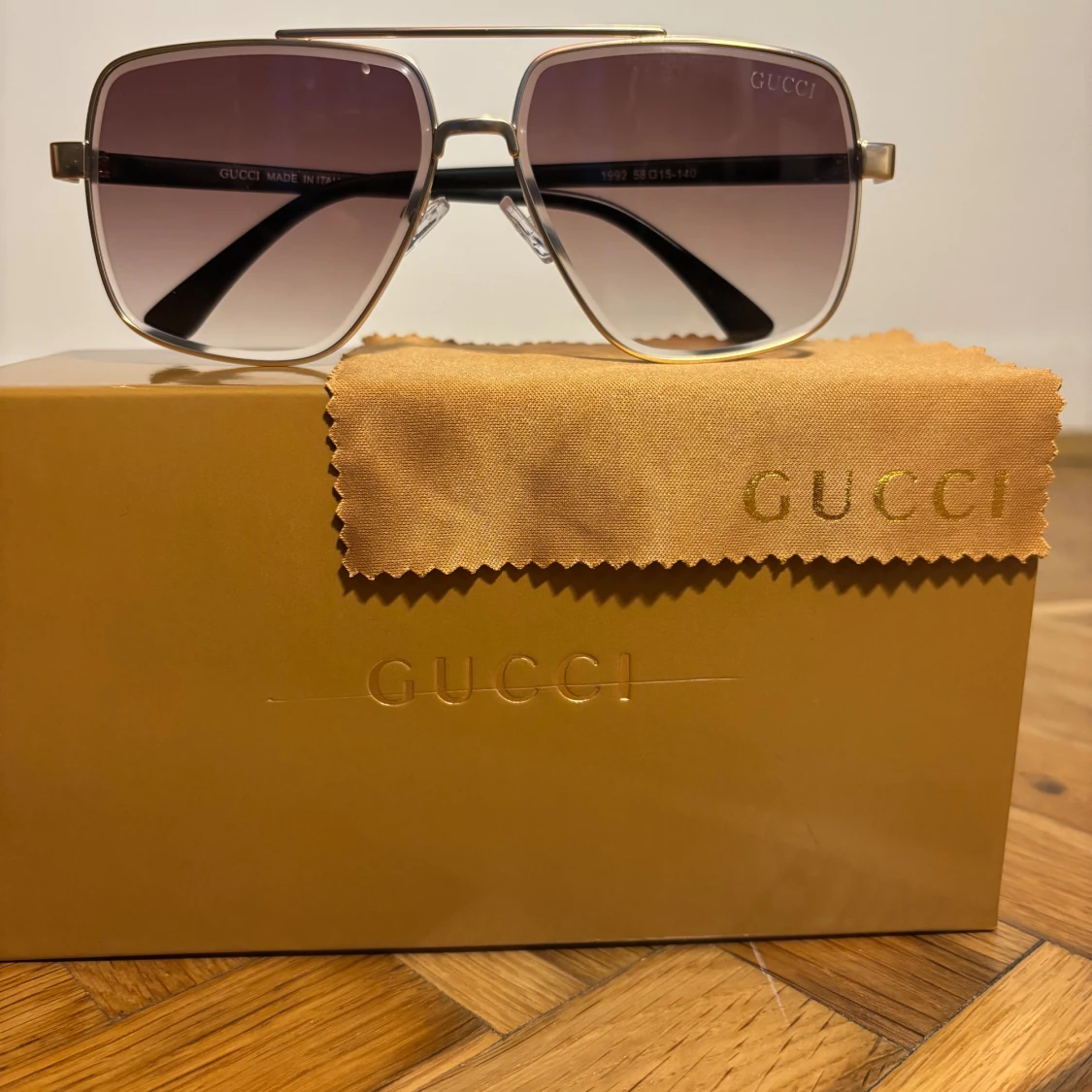 Gucci solglasögon med guldtonad ram - 1