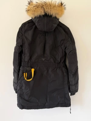 Parajumper vinterjacka lång  - En fin jacka från parajumpers  Ha lämnat in den på en kemtvätt innan försäljning Ha sina några få täcken på använd men som inte syns om man kolla noga kolla (sista bildern ) Stor och fina luva på den