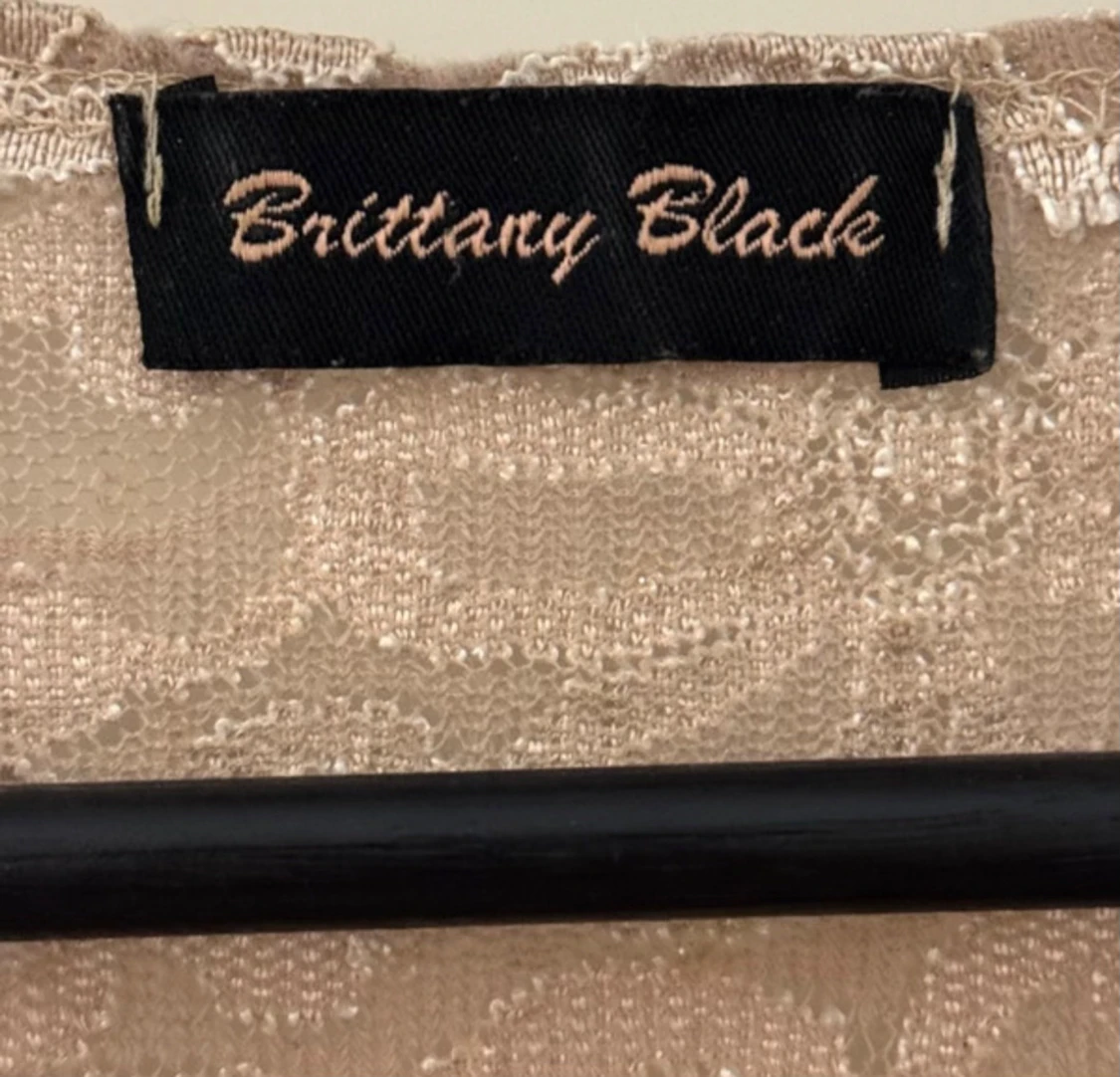 Beige spetsblus från Brittany Black - 1