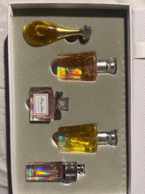 Dior parfymset med fem mini parfymer - Lyxigt parfymset från Dior med fem miniflaskor. Perfekt att ge som present. Skriv för mer info och bilder