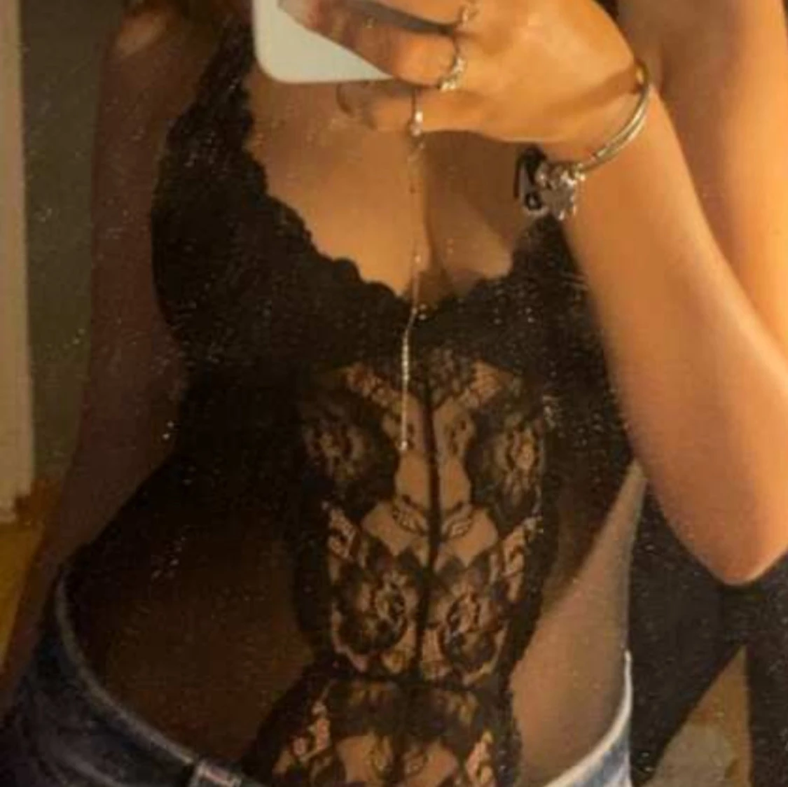 Svart spetsig body med blommönster