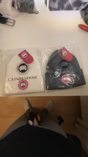 Canada Goose mössor vit och svart - Om du bara vill ha en av mössorna, gå in på min profil och skriv till mig vilket pris du är villig att betala.