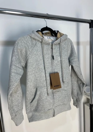 Grå berberry hoodie - Grå berberry hoodie som är i nyskick, hoodien är i storlek S men kan även passa M. Är du intresserad då är det bara att fråga!!😀