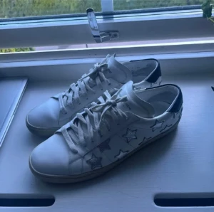 Saint Laurent skor - Saint Laurent skor i mycket bra skick storlek 44 / kan mötas i Stockholm / priset är inte hugget i sten så kan gå ner vid snabb affär / såklart äkta / bara skorna och taggen följer med vid köp.