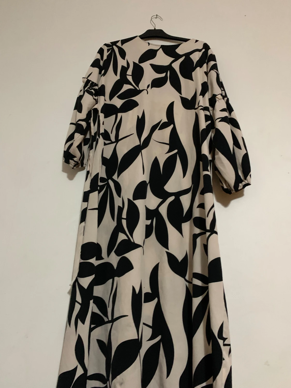 Beige långklänning med svart mönster - 3