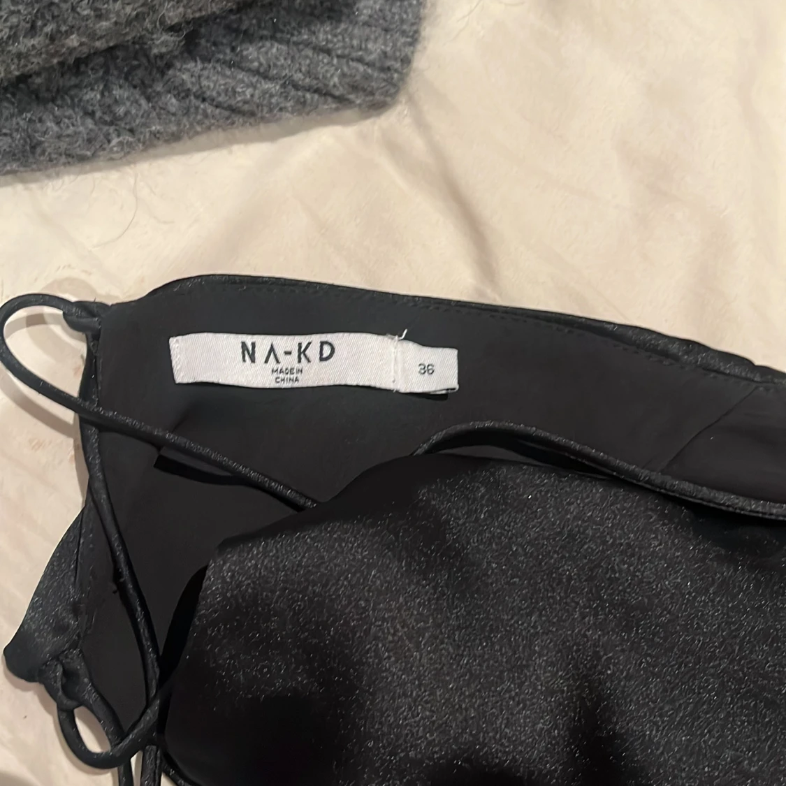 Svart crop top/festlig tröja från NA-KD - 2