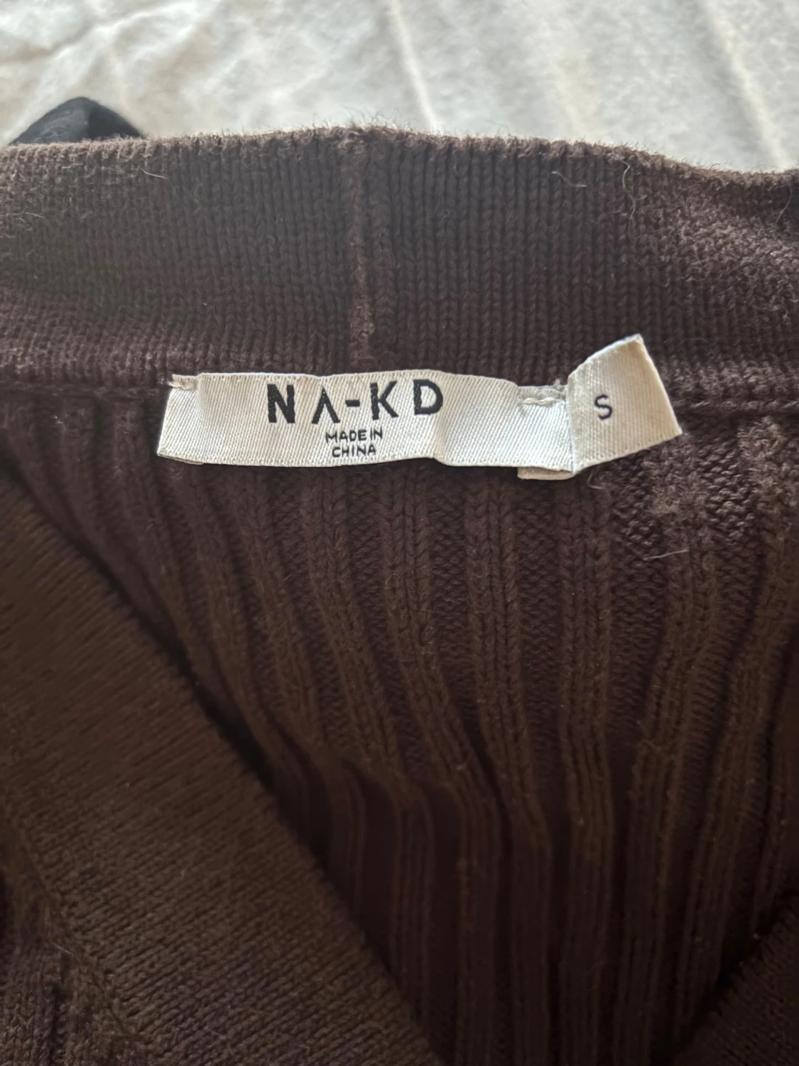 Brun ribbad kofta från NA-KD