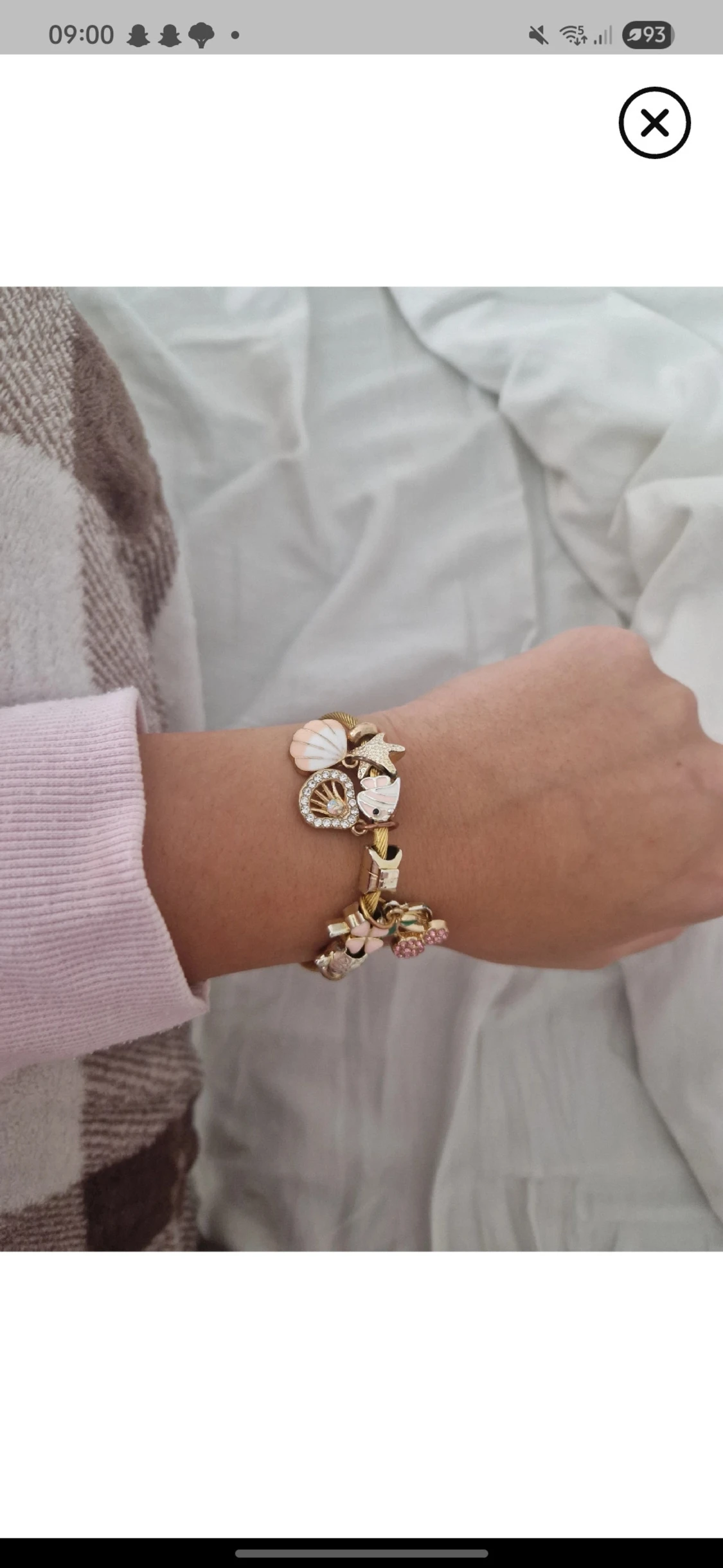 Guldigt armband med snäckor och pärlor