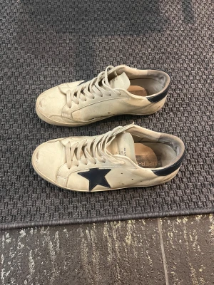 Golden Goose Superstar - Säljer dessa ggdb sstar i ok skick, strl 45 ingen box! Billigt för att 🇨🇳🇨🇳
