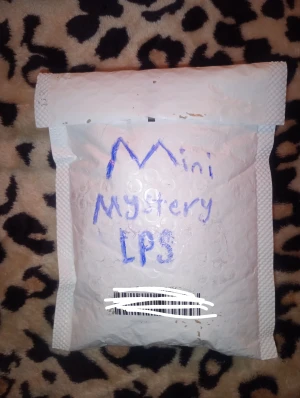 LPS Littlest petshop mystery bag - Mystery bag med Lps. 10 stycken helt random lps figurer. Mini bag har mindre värde på LPS. Vid köp av en stor mystery får man blandat med Värde och mindre värde. 