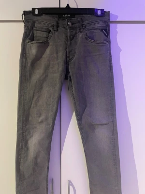 Replay jeans - Ett par clean Replay jeans i storlek 28/30. Modell grover. Jeansen är i bra skick endast en liten defekt(se bild 4) ett litet hål på baksida lår men inget som märks när man bär jeansen. Måtten på jeansen hittar ni nedan, skriv vid minsta lilla fråga!😁                                                                  Längd: 98cm                                                                Midjemått: 38cm