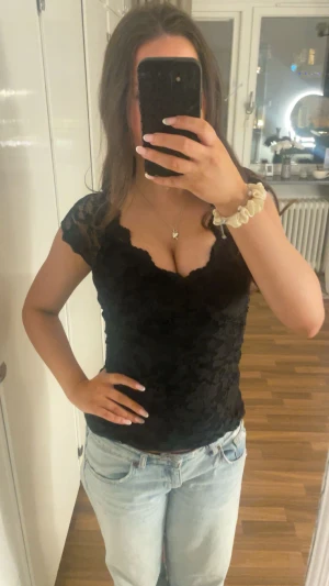 Spets topp - Svart urinerad spetstopp den är lite sönder vid ärmen 