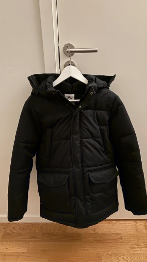 Svart pufferjacka från Mckinley - Säljer en rikigt fin vinter jacka från Mckinley. Jackan har fickor vid bröstet och två fickor på magen. Jackan har inga synliga tecken på användning. Jackan är i storlek 164 men är som S. Ny pris 1000kr! Skriv vi funderingar och kom med prisförslag. ⛰️✌️