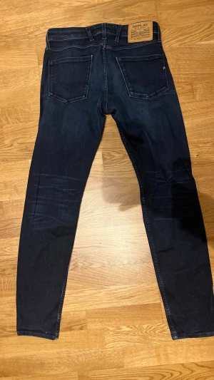 Replay - Blue Jeans - Jag säljer ett par mörkblå Replay jeans i modellen anbass