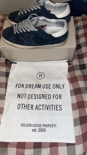 Golden Goose Superstar sneakers blå - Säljer ett par golden goose. Använda i lite mer än 2 månader, storlek 42. Pris går att diskuteras