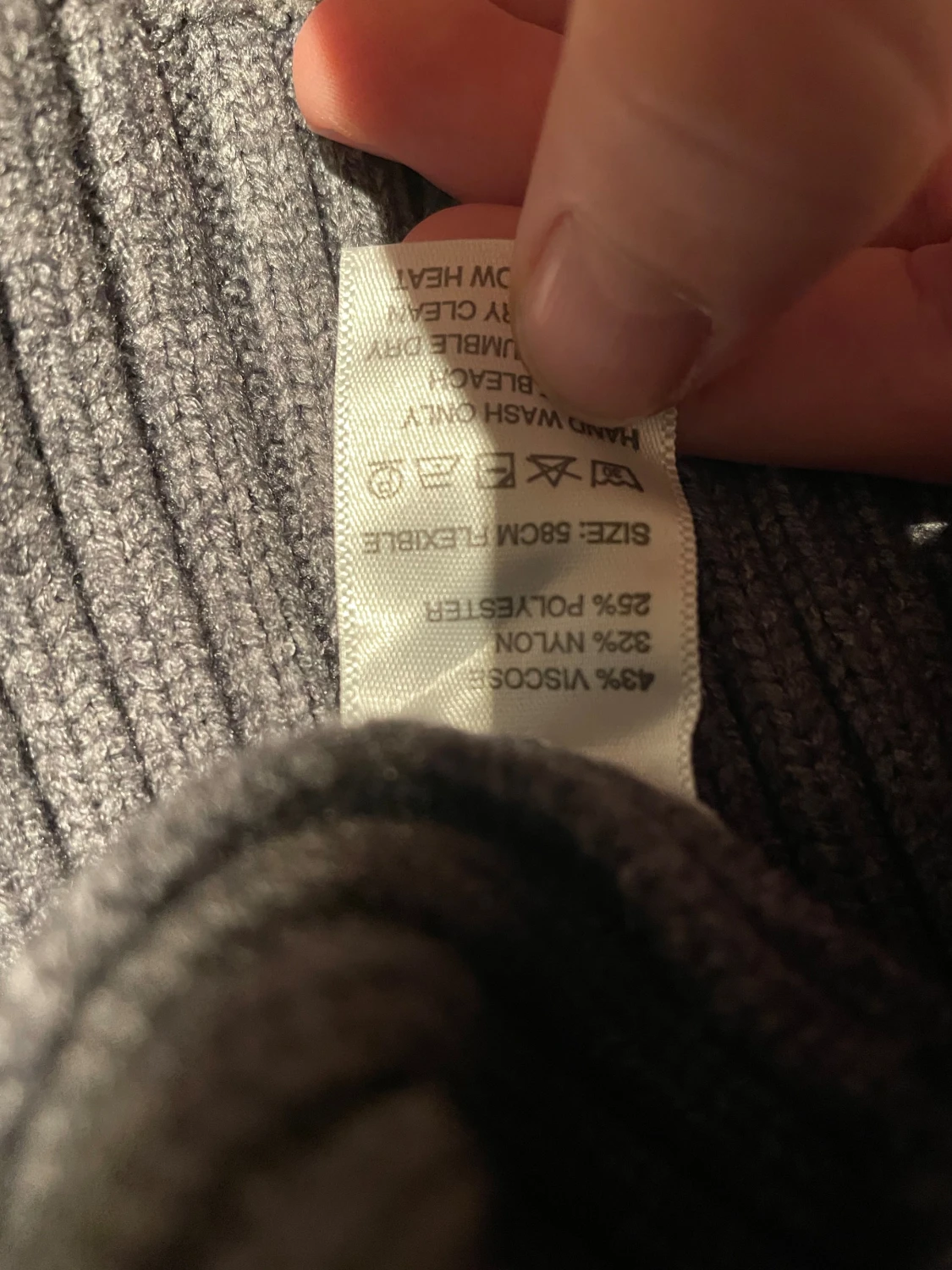 Grå ribbstickad mössa från BVALDI - 3