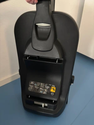 Maxi-Cosi Babyskydd med bas - Säljer ett Maxi-Cosi babyskydd i svart med tillhörande bas. Snygg design, bekvämt och säkert för ditt barn. Inga synliga defekter, endast lättare bruksspår. Passar de flesta bilar och är enkelt att montera. Perfekt för nyfödda och småbarn. Den kommer skickas med någon typ av flytlåda. Då jag har satt ett lite högte pris för att den extra frakt kostnaden ,men det ingår i priset 