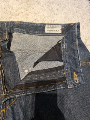 Diesel jeans  - Ett oar klassiskt mörkblå Diesel jeans från en limiterad kollektion! Säljer för att dom inte används längre men de är I väldigt bra skick och går att bara ta på sig och gå ut!🤗