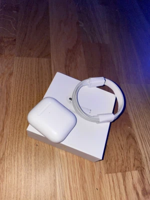 Airpods Gen 2 - Använt 3-5 gånger max. Fick den nyligen i present