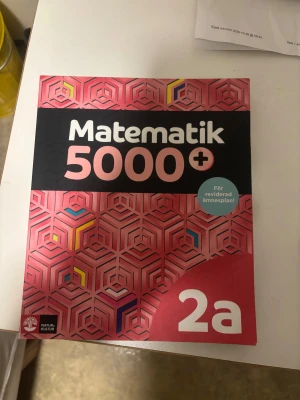 Matematik 5000+ 2a - Populär och modern mattebok för gymnasiet! Matematik 5000+ 2a är anpassad för yrkesprogram och ger dig utmanande uppgifter, digitala verktyg och tydlig progression. Perfekt för dig som vill utveckla dina mattekunskaper med hjälp av teori, övningar och facit.