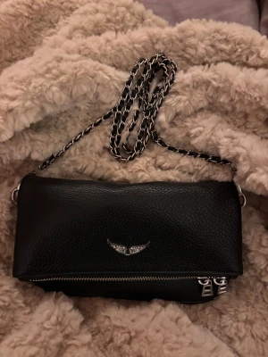Zadig&voltaire väska - Snygg zadig väska i jätte bra skick. Väskan är i skinn och har även en tillkomande mindre rem (sista bilden) säljer då den inte kommer till användning nått mer💗💗öppen för prisförslag