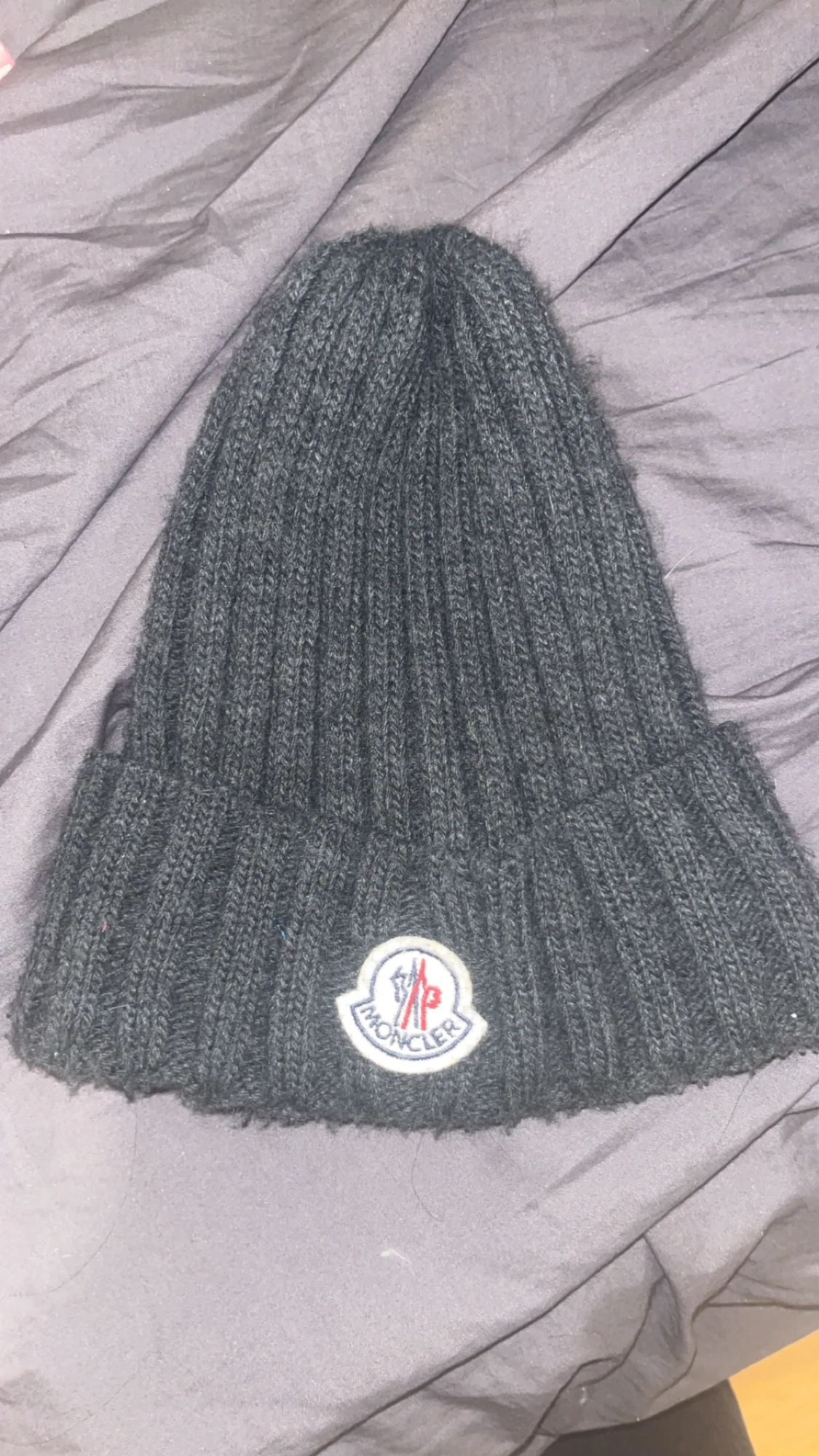 Svart ribbad Moncler mössa