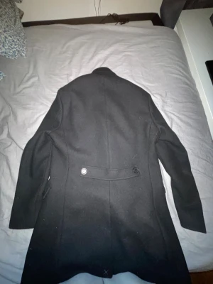 Svart rock med innerfoder och knappar - Säljer min helt nya rock fick köpte fel storlek nypris 2500kr 