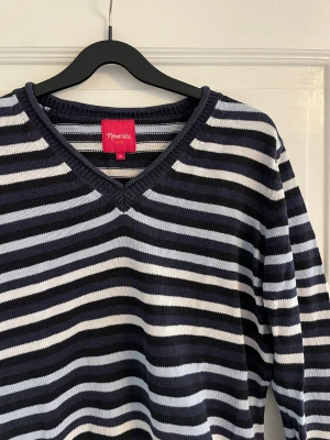 Randig tröja - Superfin randig tröja! Strl M men skulle säga att det är en S. Kontakta mig gärna för fler bilder! 🤗