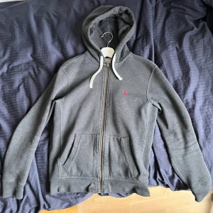 Ralph lauren zip hoddie - Säljer min Raffe hoddie för jag inte använder den längre bra kvalitet inga skador eller fläckar öppen till bytte skriv gärna vid fler frågor,kan sänka priset under snabb affär.  perfekt till sommaren☀️ 