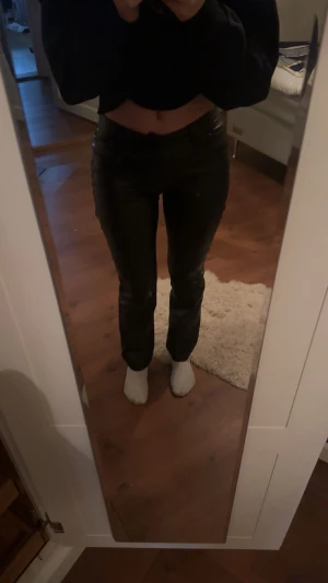 Svarta skinnbyxor från Bikbok  - Snygga svarta skinnbyxor med bra passform och med låg midja. De har klassiska fickor fram och bak samt dragkedja och knappstängning. Mocka intill perfekt till vintern nu. Liten prick framtill som är lite förstörd men inget som jag lägger märke till. Skit snygga och moderna. Säljs endast för jag inte använder de lägre ☺️