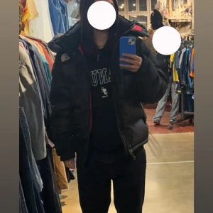 Svart dunjacka The North Face  - Säljer denna jätte fina north face jacka då den inte kommit till användning på länge. Har använt den 1 vinter. Unisex( Storleken är xs men skulle säga att den är mer som en S/M då den är lite stor i storleken) Köpt för 5000 Ett bra bud = snabb affär 