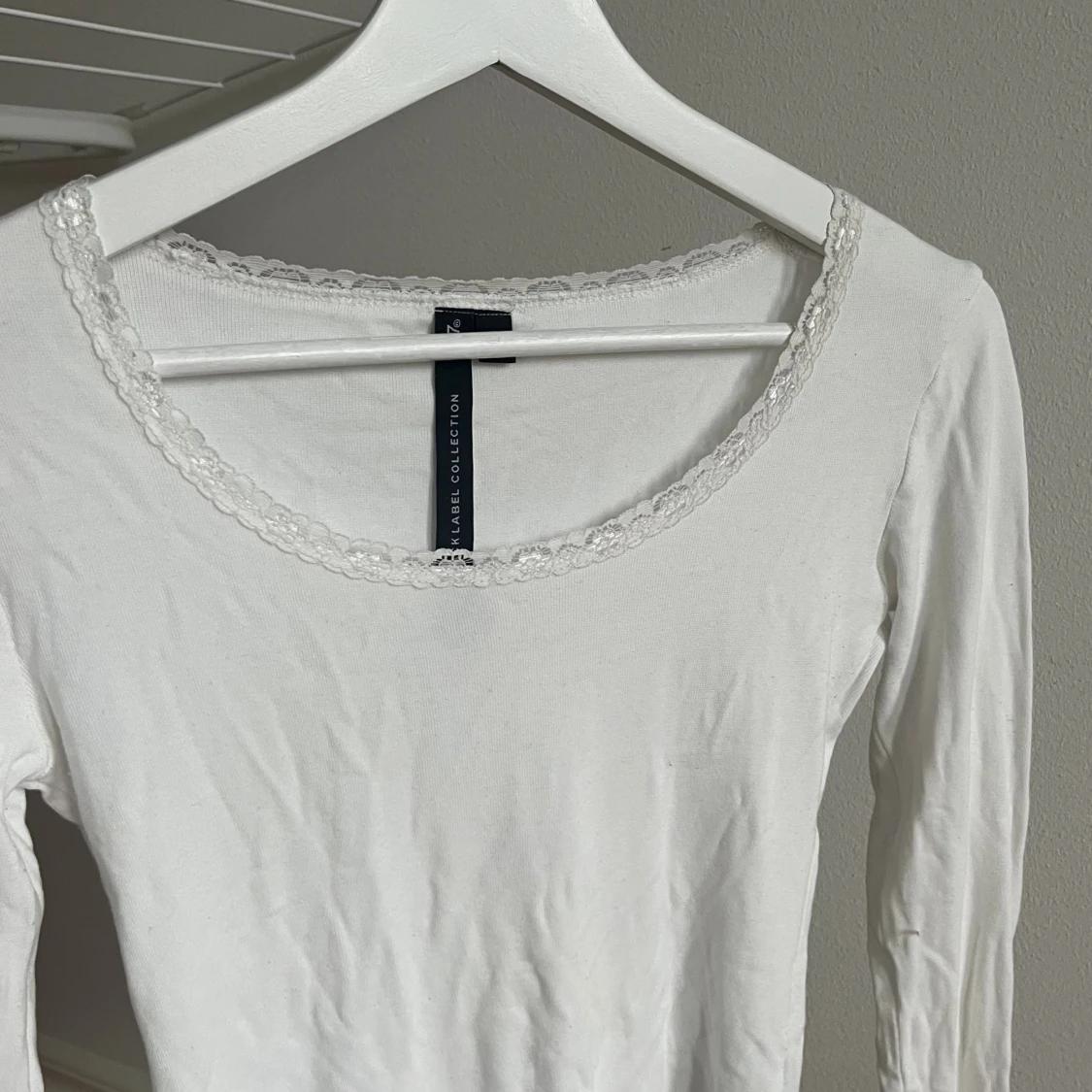 Vit långärmad topp med spetskant - 2