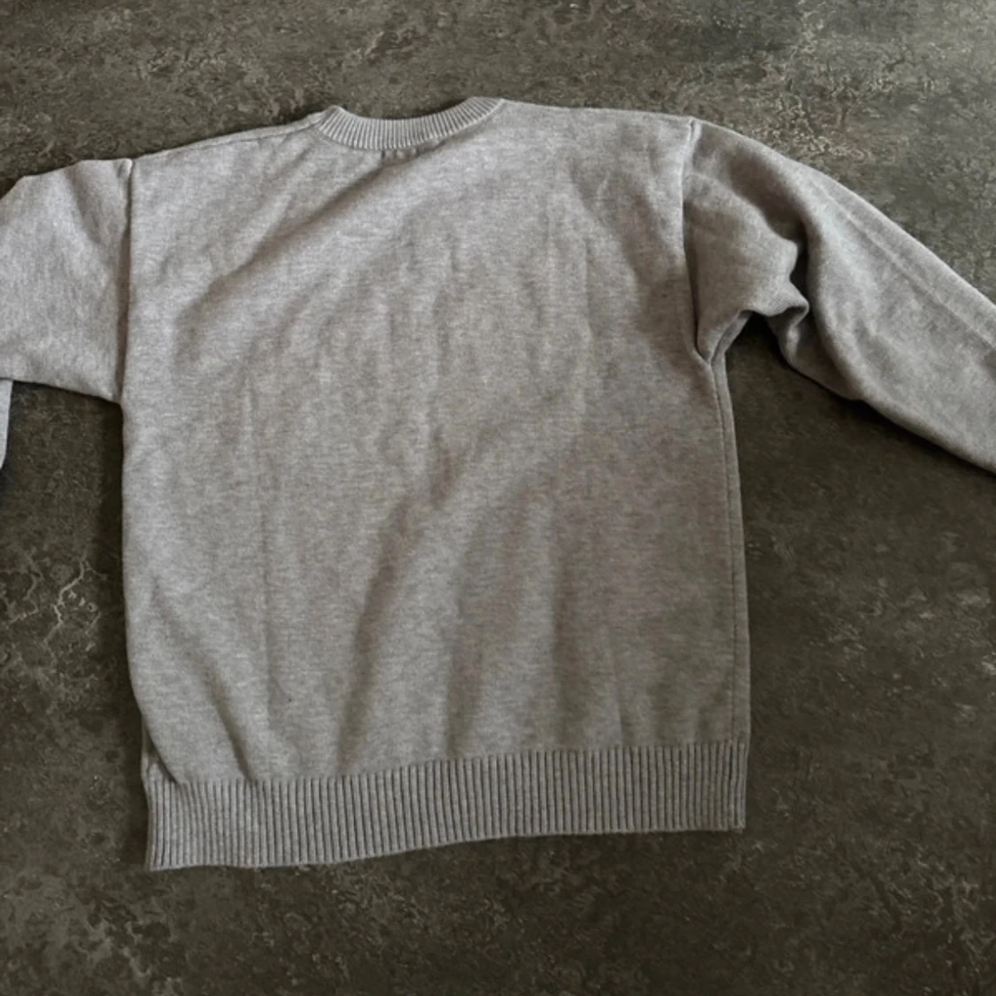 Grå stickad tröja från Ami Paris - 3