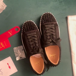 Christian Louboutin svarta sneakers med nitar - Jalla mannen köp den och låt mig tjäna mina para 
