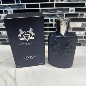 Parfums de Marly Layton 125ml - Lyxig parfym från Parfums de Marly, Layton, i en stilren 125 ml flaska. Tillverkad i Frankrike. Perfekt för dig som vill sticka ut med en exklusiv doft och snygg design.