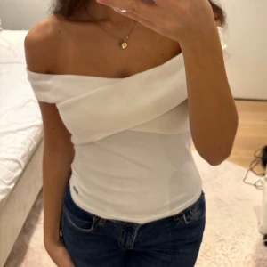 Vit offshoulder topp från Hollister - Slutsåld Hollister tröja. 💕