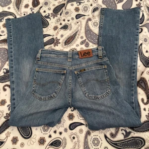 Blå bootcut jeans från Lee - Snygga ljusblå jeans från Lee med klassisk bootcut passform och låg midja 🥰 Skriv gärna för frågor 💞
