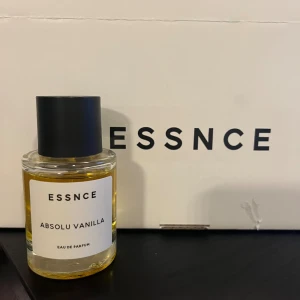 ESSNCE Absolu Vanilla parfym - ESSNCE Absolu Vanilla Eau de Parfum har en stilren look och passar dig som gillar minimalistisk design. Perfekt för dig som vill sticka ut med en modern och trendig parfym.