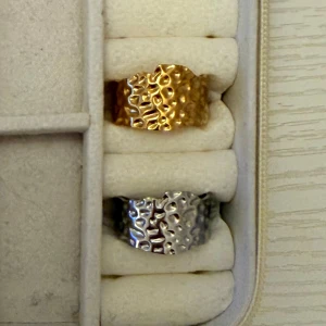 ‼️Massa nya ringar i lager! ‼️ - Säljer en chunky ring i blankt silverfärgat material med cool oval form. Perfekt för dig som gillar minimalistisk och modern stil. Ringen har en slät yta och sticker ut på handen med sin unika design.