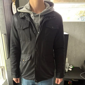 Field jacket - Säljer denna field jacket från Bläck | Skick 7/10 | Storlek S | Nypris 1400 | hör gärna av dig vid minsta fråga ✅