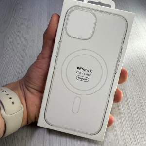 Apple iPhone 15 MagSafe Skal (Transparent) - Hej!  Säljer en original Apple-skal med MagSafe för iPhone 15. En helt NY och OBRUTEN. Transparent design som visar upp din telefon, med inbyggd MagSafe-magnet som fungerar med MagSafe-laddare och andra tillbehör.  Nypris: 695 kr  Mitt pris: 249 kr  Säg till om du har fler frågor! :)